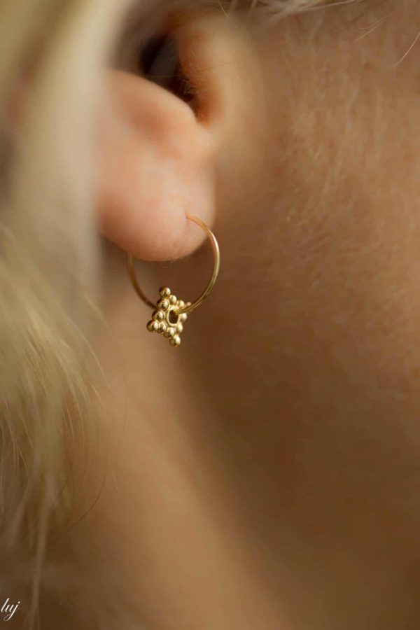 charmantes-tiny-hoop-earrings-3