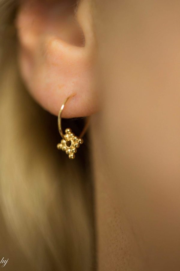 charmantes-tiny-hoop-earrings-2