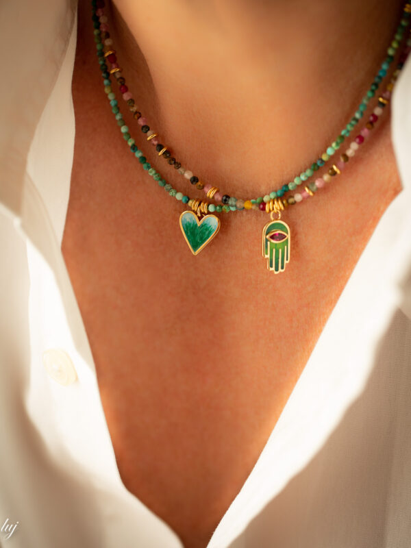 collier ras de cou rubis zoisite turquoise charm coeur emaille a