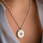 collier de perles médaille diamants et tourmaline rose diane luj paris joaillerie